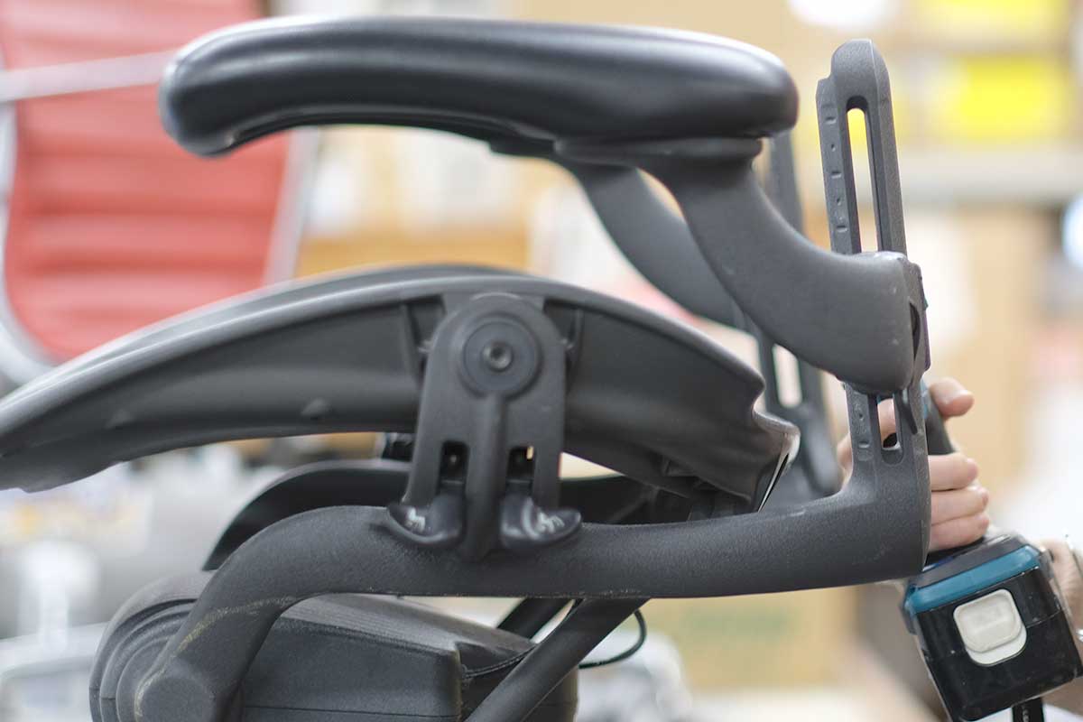 古いアーロンチェアのオーバーホール