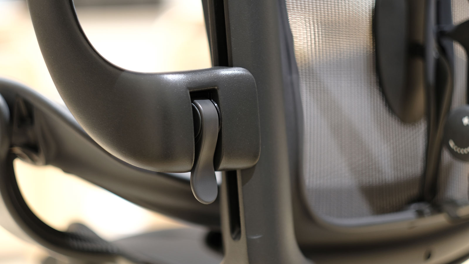 アーロンチェアのアームレストガイド