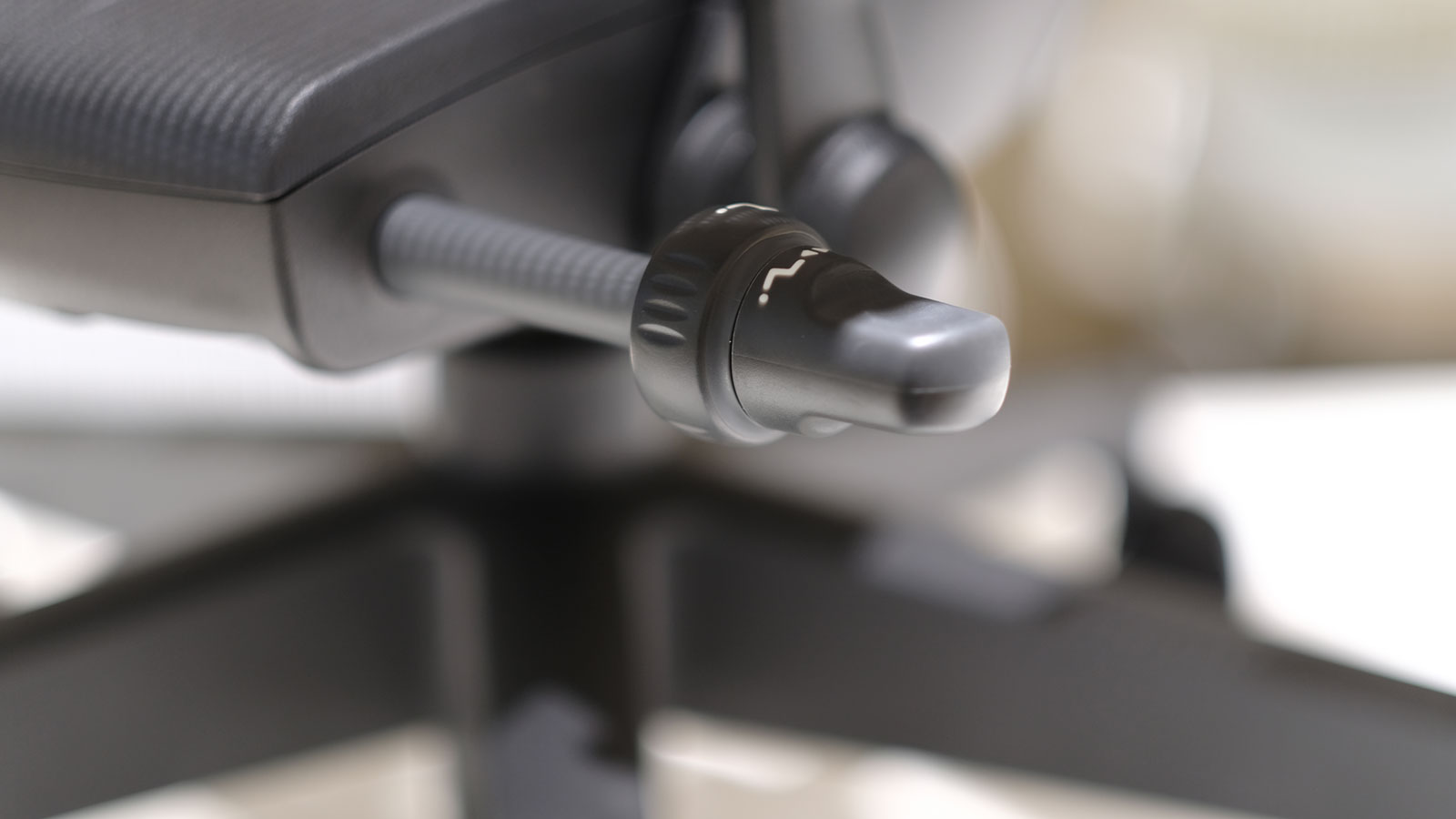 アーロンチェアの前傾チルトガイド